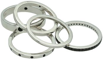 Srebrny pierścionek damski 925 P VI 156251 z pięciu obrączek ozdobionych czarnymi cyrkoniami. Szerokość 2–4 mm, waga 13,73 g, rozmiar 22. Elegancki, designerski wybór dla nowoczesnych kobiet.2.jpg